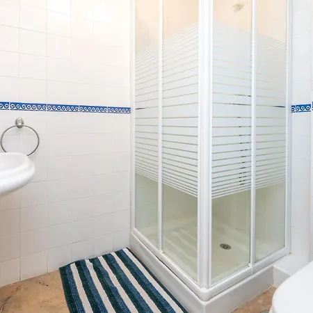 דירה Cozy Beachfront 2br With Terrace, Pool And Garage