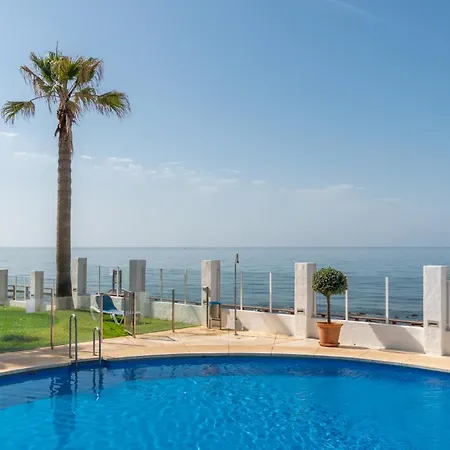 Cozy Beachfront 2br With Terrace, Pool And Garage Sitio de Calahonda