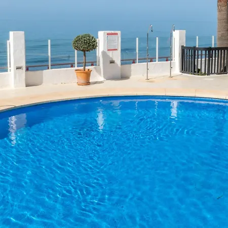 Cozy Beachfront 2br With Terrace, Pool And Garage דירה