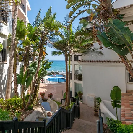 Cozy Beachfront 2br With Terrace, Pool And Garage