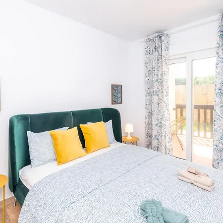 Cozy Beachfront 2br With Terrace, Pool And Garage דירה *