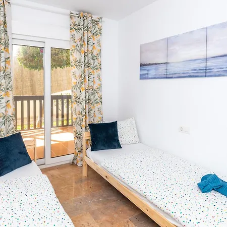 Cozy Beachfront 2br With Terrace, Pool And Garage דירה *