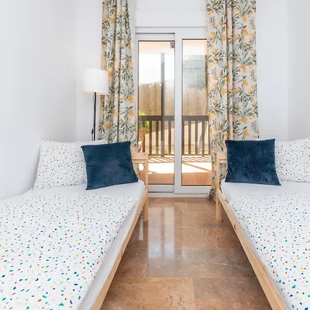 Cozy Beachfront 2br With Terrace, Pool And Garage דירה *